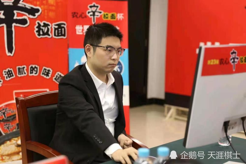 飘着雨丝儿的塘坝上，熟悉的骡车队正朝这边过来。